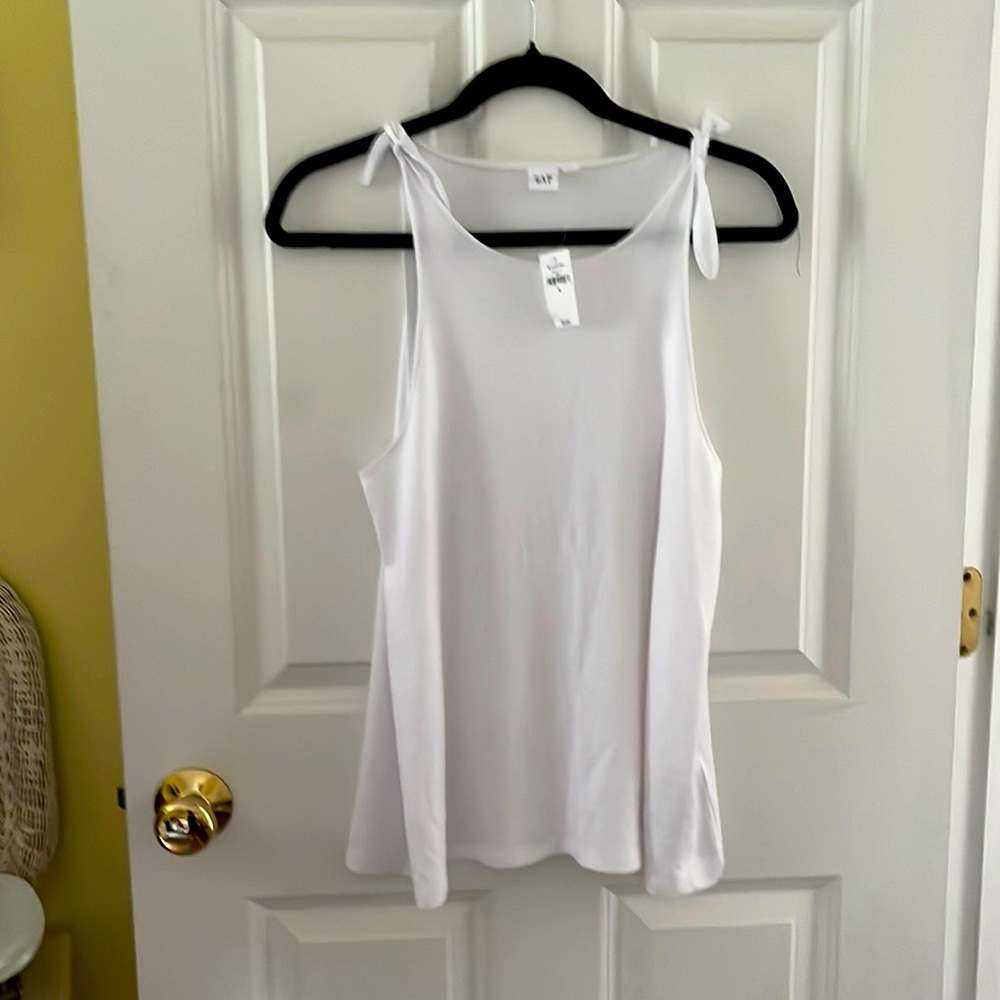 NWT! Women’s Gap White Sleeveless Top. Size Medium